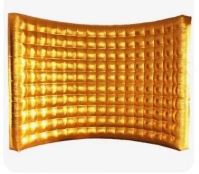 Złota dmuchana ścianka